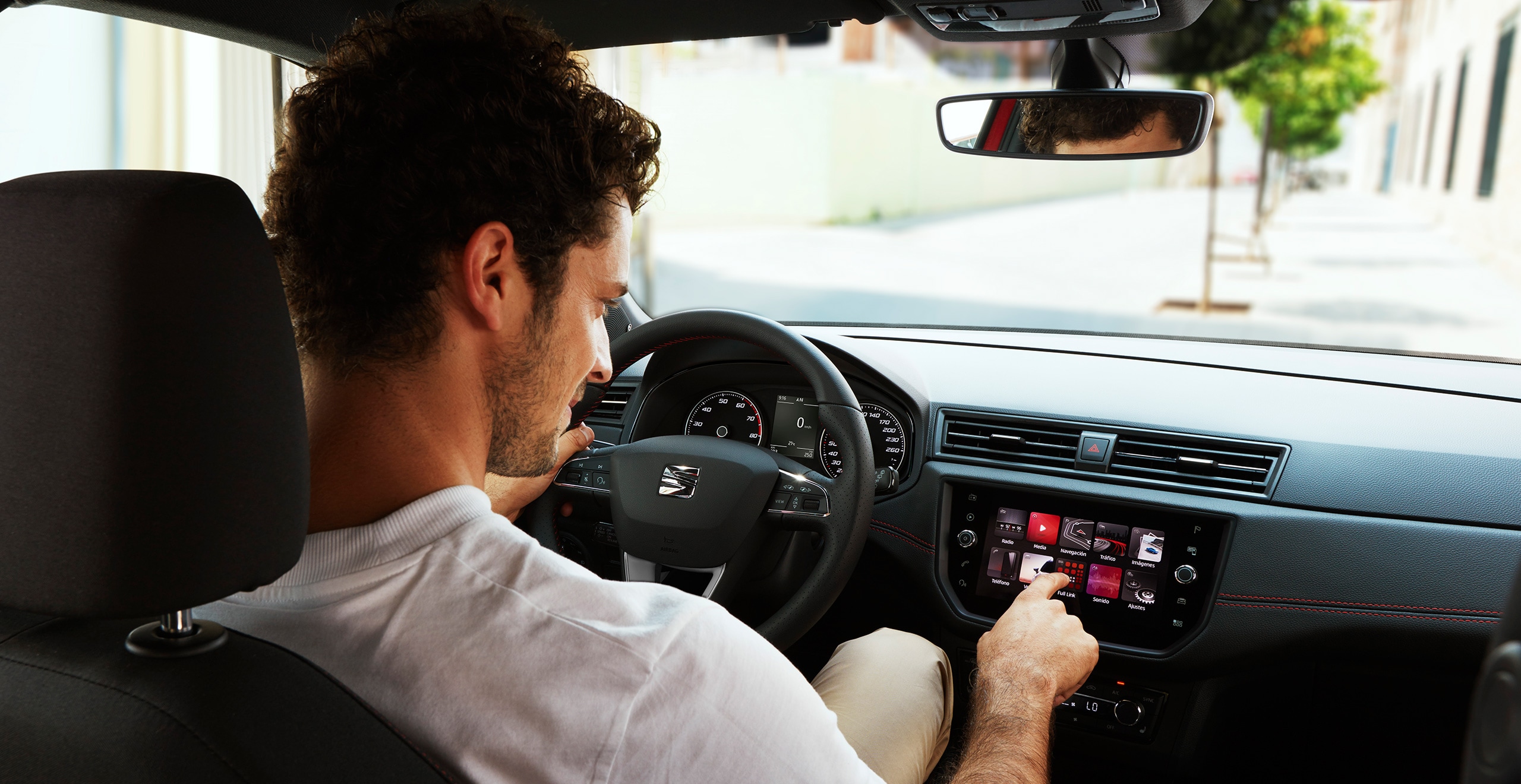 Hombre pulsando la pantalla táctil de su SEAT