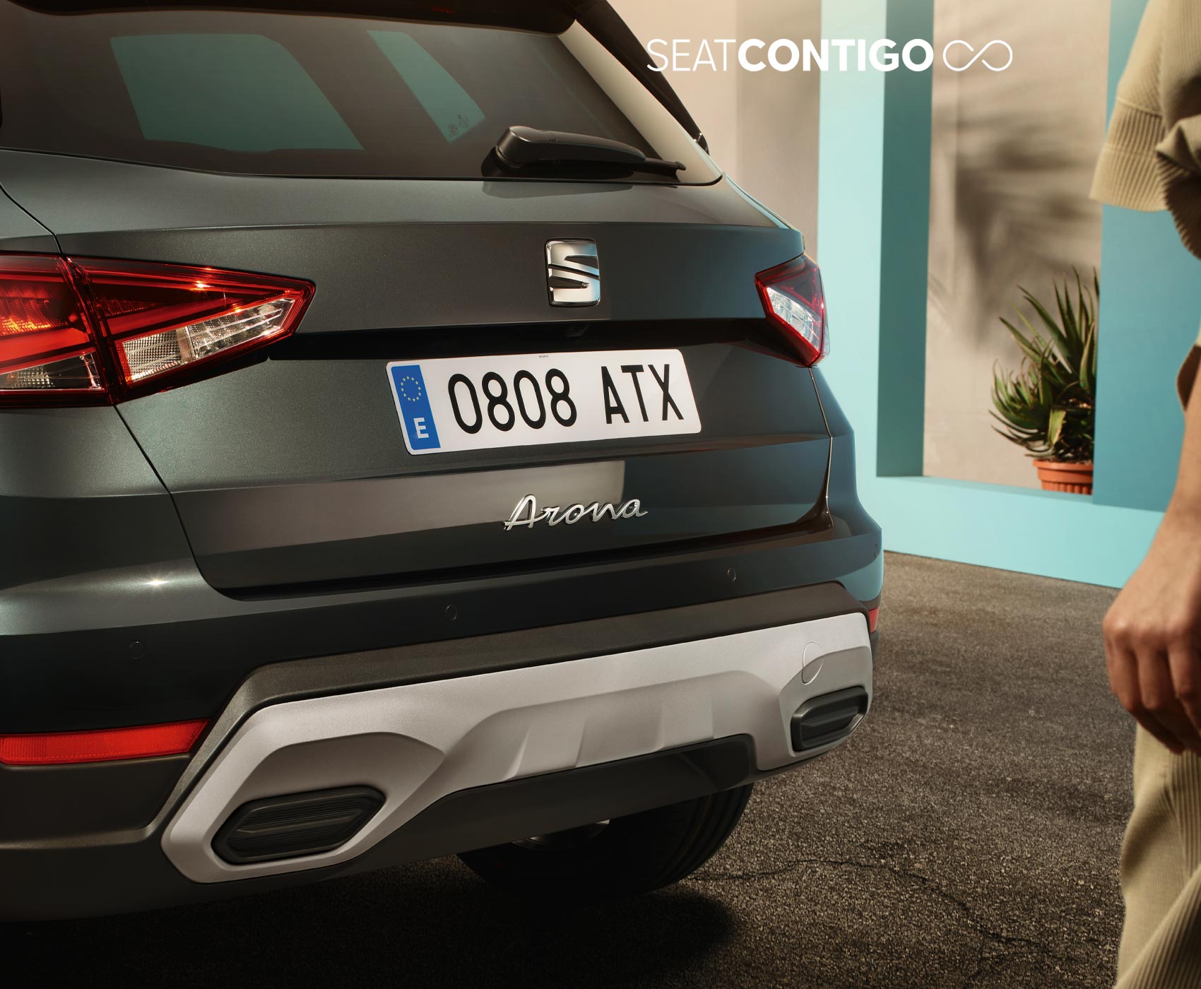 Mujer disfrutando de la naturaleza con su SEAT Arona