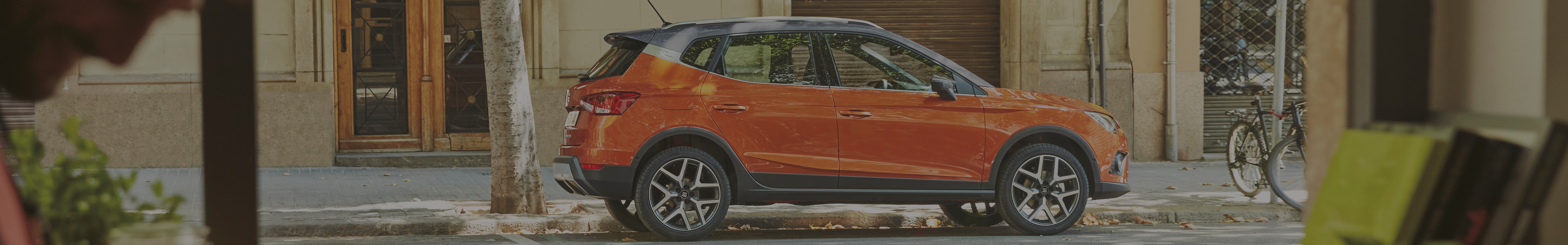 Vista lateral del SEAT Arona en color naranja