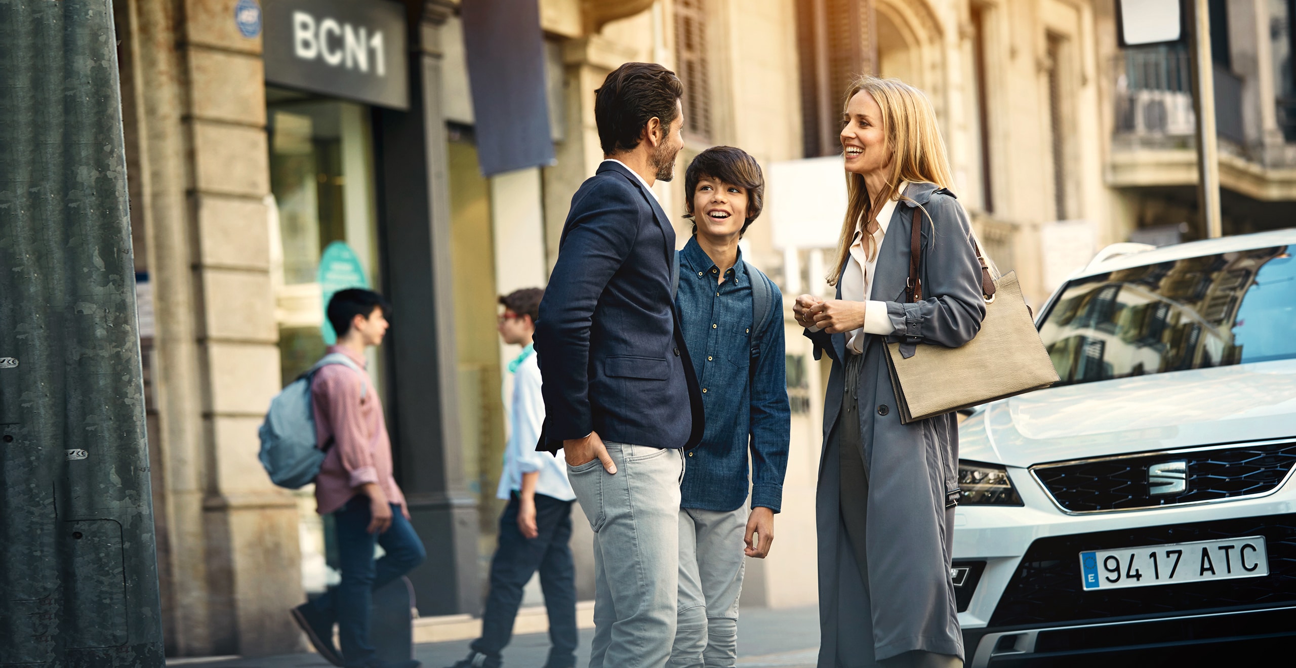 Familia delante de su SEAT Ateca blanco