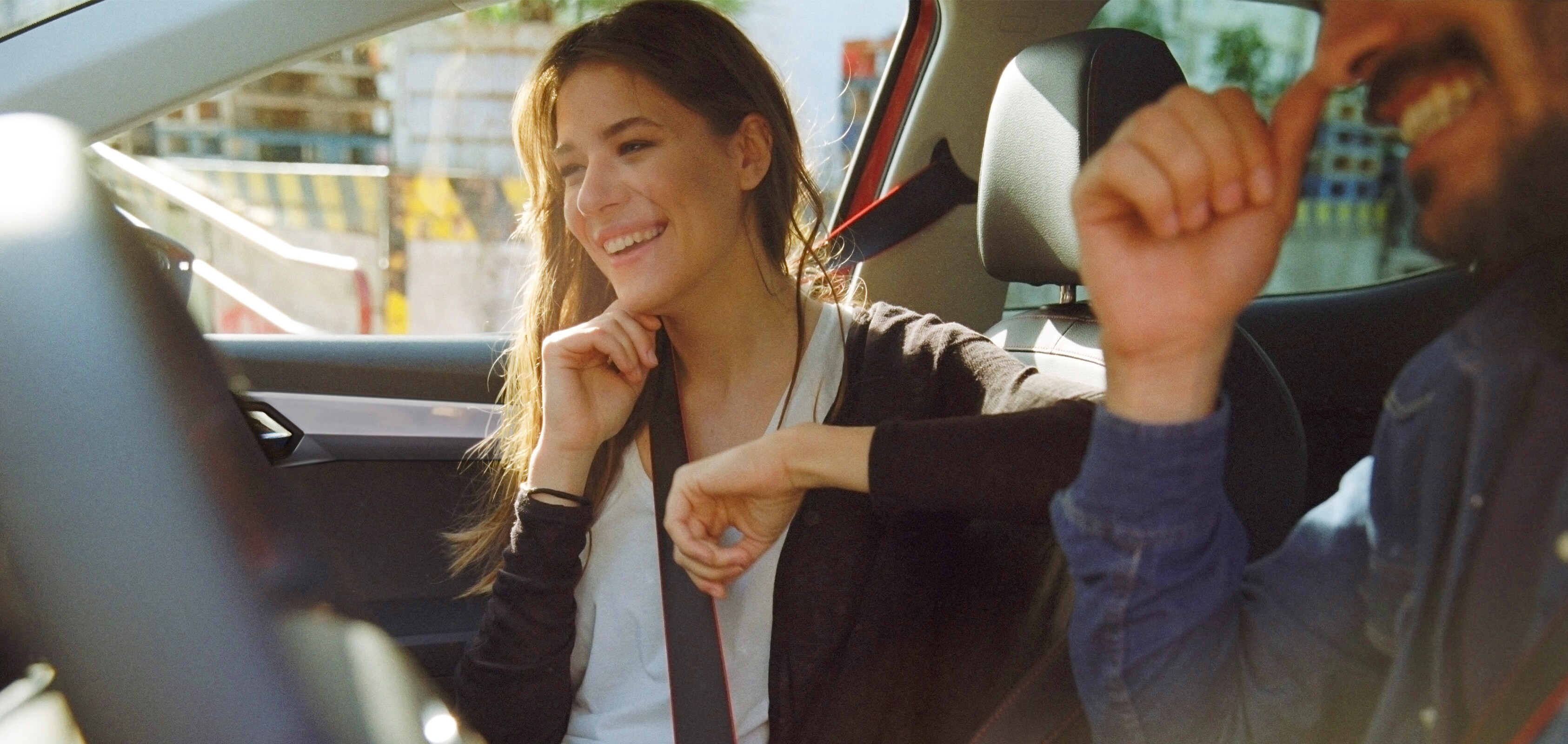 Mujer tranquila dentro del SEAT